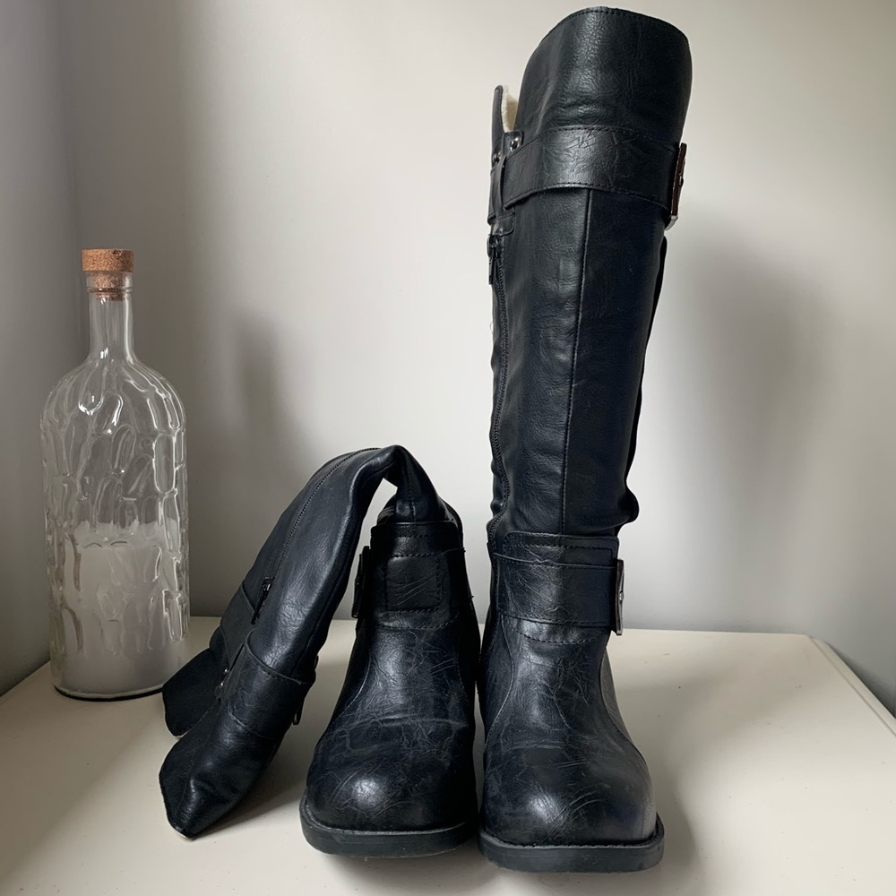 Black knee-high leather buckle boots